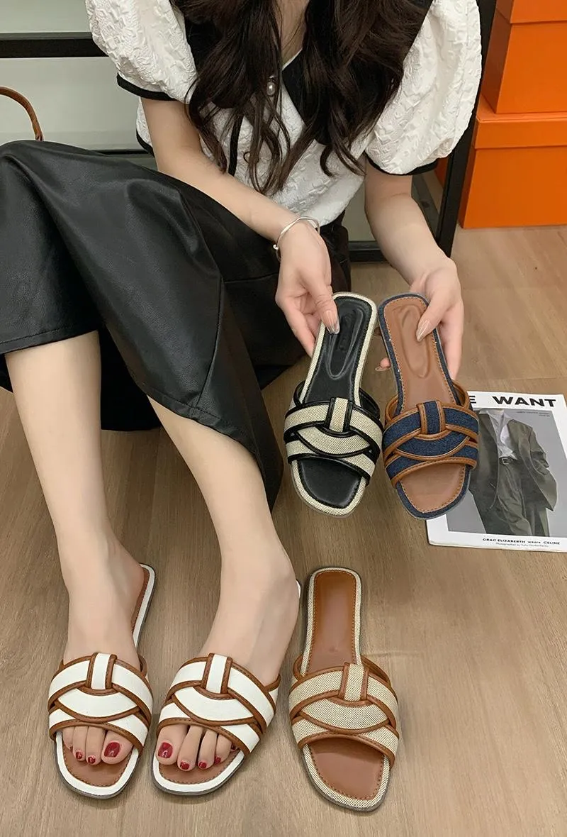 CROSS OVER STRAP FLAT SANDALS IN WHITE