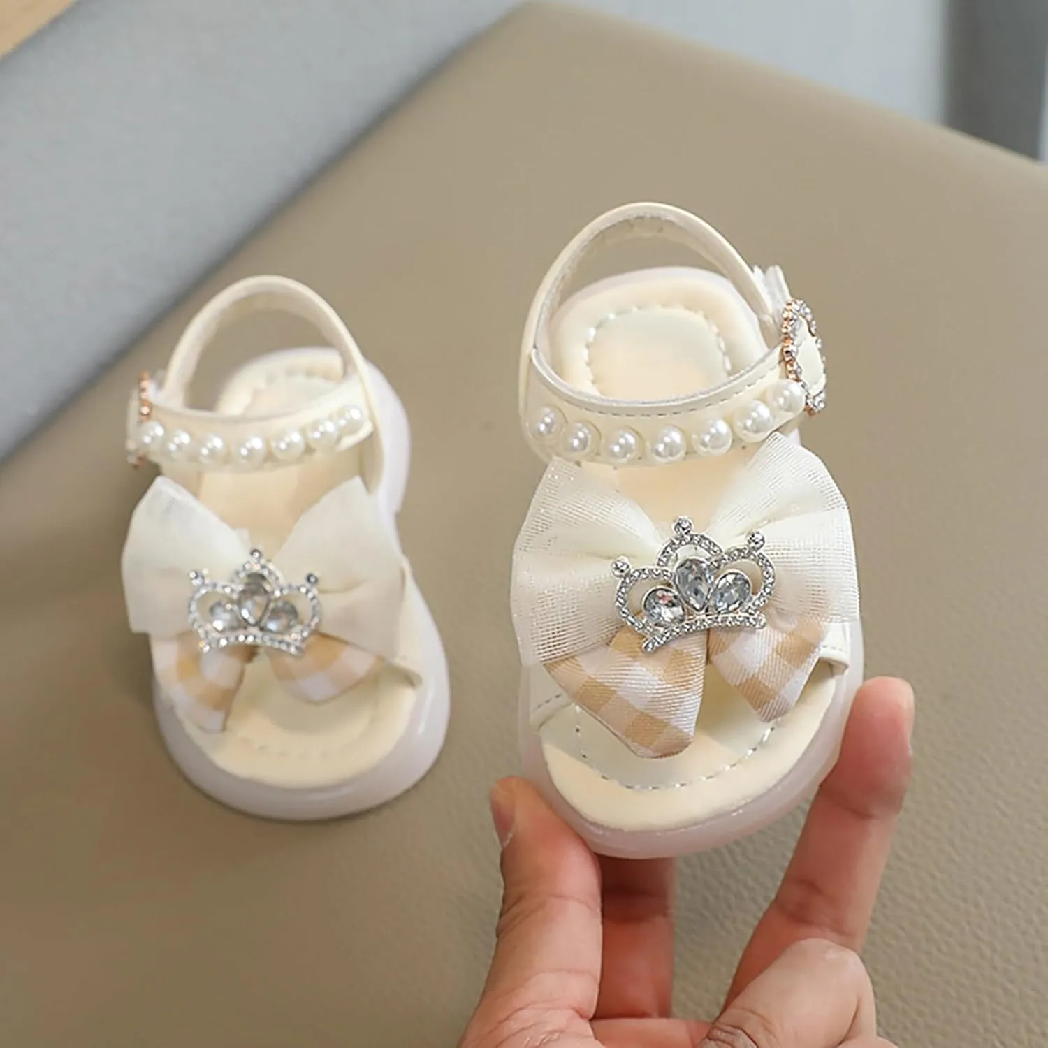 Girls Sandals Summer Soft Sole Flats Pearl Bow Sparkly Crown Decoration Shoes Kids Princess Dress Shoes for Wedding